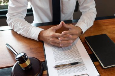 İş yapma veya yargılama davalarında avukatların istişare accor