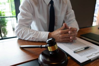 İş yapma veya yargılama davalarında avukatların istişare accor