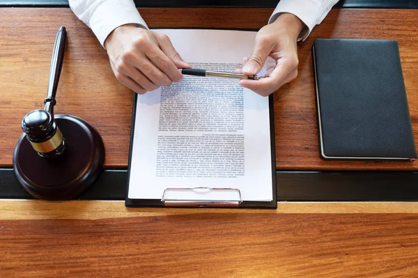 İş yapma veya yargılama davalarında avukatların istişare accor