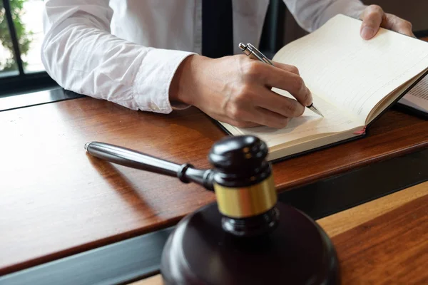 Consulta de advogados para a realização de negócios ou julgamento de casos — Fotografia de Stock