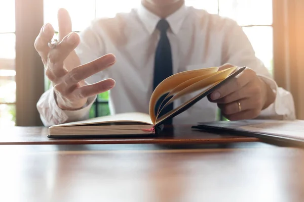 Consulta de abogados en el ejercicio de la profesión o en la apreciación de los casos — Foto de Stock