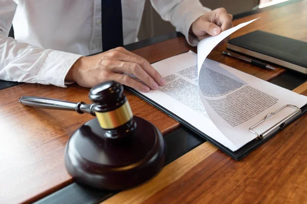 İş yapma veya yargılama davalarında avukatların istişare accor