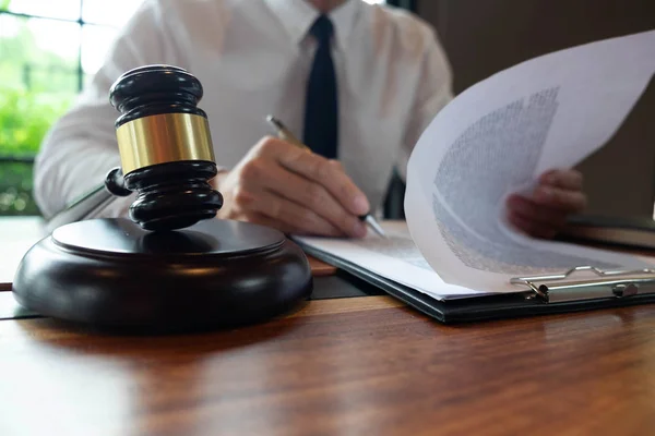 İş yapma veya yargılama davalarında avukatların istişare accor