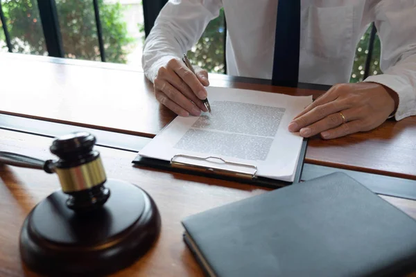 Consulta de advogados para a realização de negócios ou julgamento de casos — Fotografia de Stock