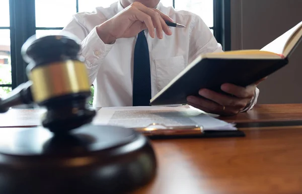 Консультации юристов по ведению бизнеса или рассмотрению дел обвинителей — стоковое фото