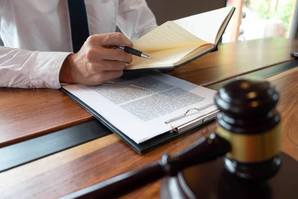 İş yapma veya yargılama davalarında avukatların istişare accor