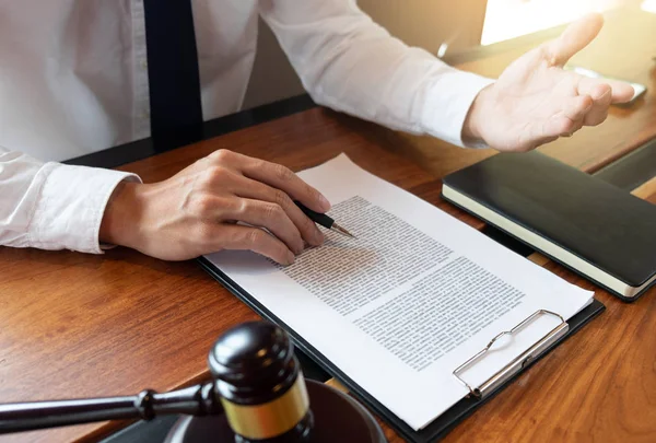 İş yapma veya yargılama davalarında avukatların istişare accor