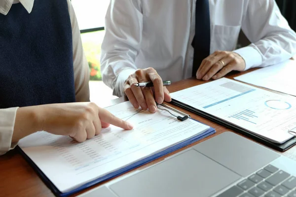 Närbild, affärsmän, revisorer, affärsmän, finansiärer, Ban — Stockfoto