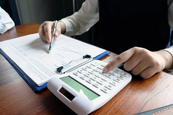 Primer plano, hombres de negocios, contables, hombres de negocios, financieros, prohibición — Foto de Stock