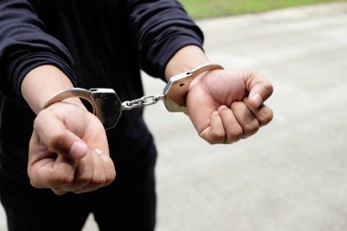 Polis, şiddeti protesto, tutuklama ve bastırma da şiddeti kontrol ediyor