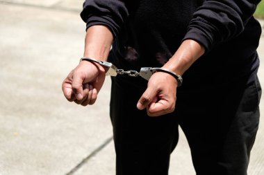 Polis, şiddeti protesto, tutuklama ve bastırma da şiddeti kontrol ediyor