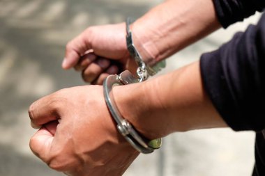 Polis, şiddeti protesto, tutuklama ve bastırma da şiddeti kontrol ediyor