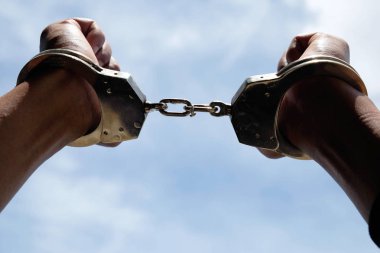 Polis, şiddeti protesto, tutuklama ve bastırma da şiddeti kontrol ediyor