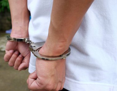 Polis, şiddeti protesto, tutuklama ve bastırma da şiddeti kontrol ediyor