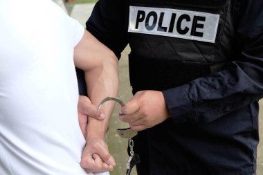 Polis, şiddeti protesto, tutuklama ve bastırma da şiddeti kontrol ediyor