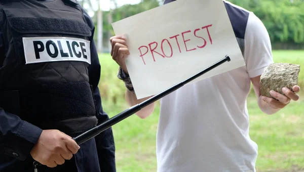 La policía controla la violencia en protesta, arresto y represión — Foto de Stock