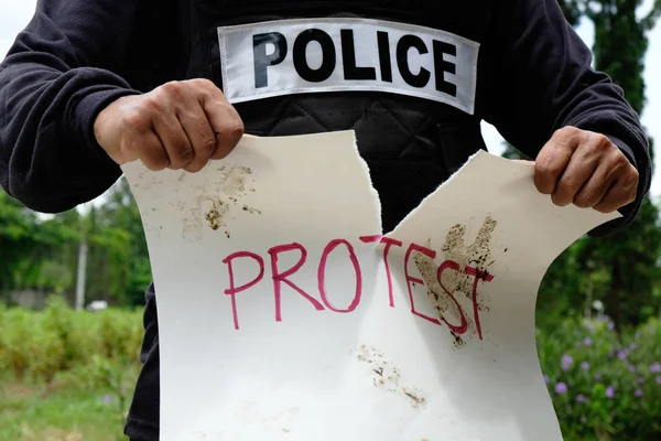 Polizei kontrolliert Gewalt bei Protesten, verhaftet und unterdrückt Gewalt — Stockfoto