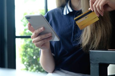 Online alışveriş için kredi kartı Bankamatikleri kullanma Alışveriş in keyfini çıkarın