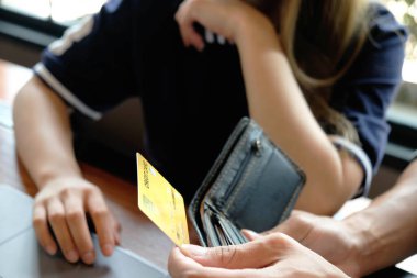 Online alışveriş için kredi kartı Bankamatikleri kullanma Alışveriş in keyfini çıkarın