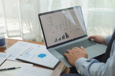 Finans muhasebecileri iş toplantısı raporları planlıyor 