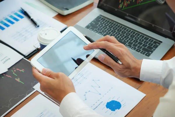 Finanzbuchhalter planen Geschäftsberichte — Stockfoto