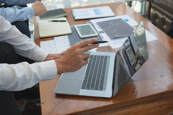 I contabili finanziari pianificano relazioni sulle riunioni di lavoro — Foto Stock