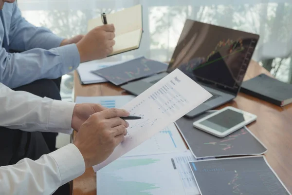 I contabili finanziari pianificano relazioni sulle riunioni di lavoro — Foto Stock