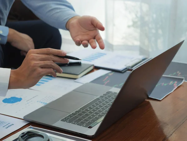 Finanzbuchhalter planen Geschäftsberichte — Stockfoto