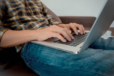 Evde oturmak, evde çalışmak, iş yerinde internet üzerinden çalışmak, dizüstü bilgisayarı kullanmak, çalışmak, toplantılar ve iş danışmanlığı..