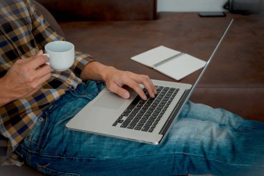 Evde oturmak, evde çalışmak, iş yerinde internet üzerinden çalışmak, dizüstü bilgisayarı kullanmak, çalışmak, toplantılar ve iş danışmanlığı..