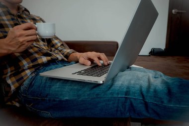 Evde oturmak, evde çalışmak, iş yerinde internet üzerinden çalışmak, dizüstü bilgisayarı kullanmak, çalışmak, toplantılar ve iş danışmanlığı..