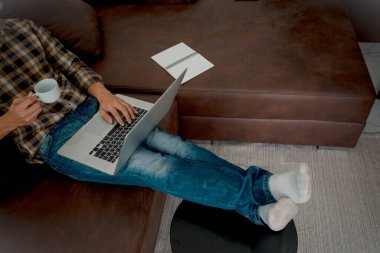 Evde oturmak, evde çalışmak, iş yerinde internet üzerinden çalışmak, dizüstü bilgisayarı kullanmak, çalışmak, toplantılar ve iş danışmanlığı..