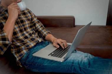 Evde oturmak, evde çalışmak, iş yerinde internet üzerinden çalışmak, dizüstü bilgisayarı kullanmak, çalışmak, toplantılar ve iş danışmanlığı..