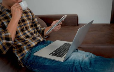 Evde oturmak, evde çalışmak, iş yerinde internet üzerinden çalışmak, dizüstü bilgisayarı kullanmak, çalışmak, toplantılar ve iş danışmanlığı..