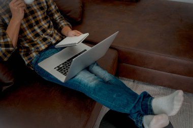 Evde oturmak, evde çalışmak, iş yerinde internet üzerinden çalışmak, dizüstü bilgisayarı kullanmak, çalışmak, toplantılar ve iş danışmanlığı..