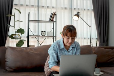 Evde, tatilde, çevrimiçi toplantılarda çalışmak bir dizüstü bilgisayar ve akıllı telefon kullanarak evden online bir iş yaratmak.