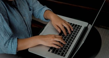 Evde, tatilde, çevrimiçi toplantılarda çalışmak bir dizüstü bilgisayar ve akıllı telefon kullanarak evden online bir iş yaratmak.