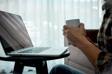 Evde oturmak, evde çalışmak, iş yerinde internet üzerinden çalışmak, dizüstü bilgisayarı kullanmak, çalışmak, toplantılar ve iş danışmanlığı..