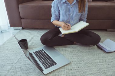 Evde online çalışmak, tatilde toplantılar, çevrimiçi satışlar, evde online satışlar, bir dizüstü bilgisayar ve akıllı aramalar kullanarak evden online iş yaratmak..