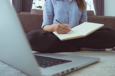 Evde online çalışmak, tatilde toplantılar, çevrimiçi satışlar, evde online satışlar, bir dizüstü bilgisayar ve akıllı aramalar kullanarak evden online iş yaratmak..