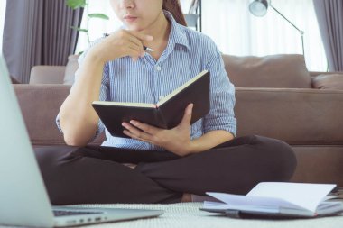 Evde online çalışmak, tatilde toplantılar, çevrimiçi satışlar, evde online satışlar, bir dizüstü bilgisayar ve akıllı aramalar kullanarak evden online iş yaratmak..