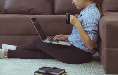 Evde online çalışmak, tatilde toplantılar, çevrimiçi satışlar, evde online satışlar, bir dizüstü bilgisayar ve akıllı aramalar kullanarak evden online iş yaratmak..