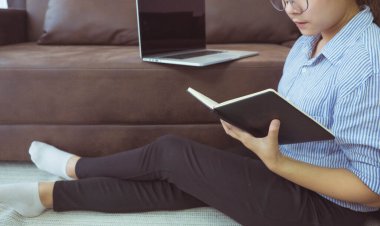 Evde online çalışmak, tatilde toplantılar, çevrimiçi satışlar, evde online satışlar, bir dizüstü bilgisayar ve akıllı aramalar kullanarak evden online iş yaratmak..