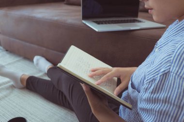 Evde online çalışmak, tatilde toplantılar, çevrimiçi satışlar, evde online satışlar, bir dizüstü bilgisayar ve akıllı aramalar kullanarak evden online iş yaratmak..