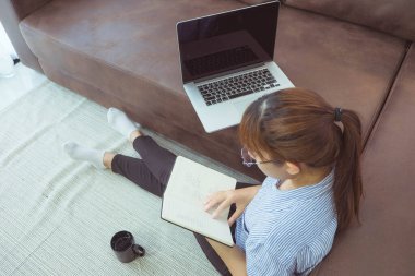 Evde online çalışmak, tatilde toplantılar, çevrimiçi satışlar, evde online satışlar, bir dizüstü bilgisayar ve akıllı aramalar kullanarak evden online iş yaratmak..