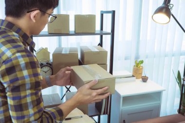 Evde çalışmak, çevrimiçi dağıtımı ortadan kaldırmak, çevrimiçi satışlar, stoklarda depolama ürünleri, ürün miktarlarını kontrol etmek, paket kutuları, teslimata hazır