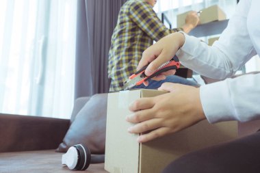 Evde çalışmak, çevrimiçi dağıtımı ortadan kaldırmak, çevrimiçi satışlar, stoklarda depolama ürünleri, ürün miktarlarını kontrol etmek, paket kutuları, teslimata hazır