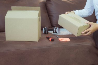 Evde çalışmak, çevrimiçi dağıtımı ortadan kaldırmak, çevrimiçi satışlar, stoklarda depolama ürünleri, ürün miktarlarını kontrol etmek, paket kutuları, teslimata hazır