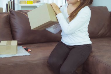 Evde çalışmak, çevrimiçi dağıtımı ortadan kaldırmak, çevrimiçi satışlar, stoklarda depolama ürünleri, ürün miktarlarını kontrol etmek, paket kutuları, teslimata hazır