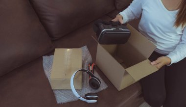 Evde çalışmak, çevrimiçi dağıtımı ortadan kaldırmak, çevrimiçi satışlar, stoklarda depolama ürünleri, ürün miktarlarını kontrol etmek, paket kutuları, teslimata hazır